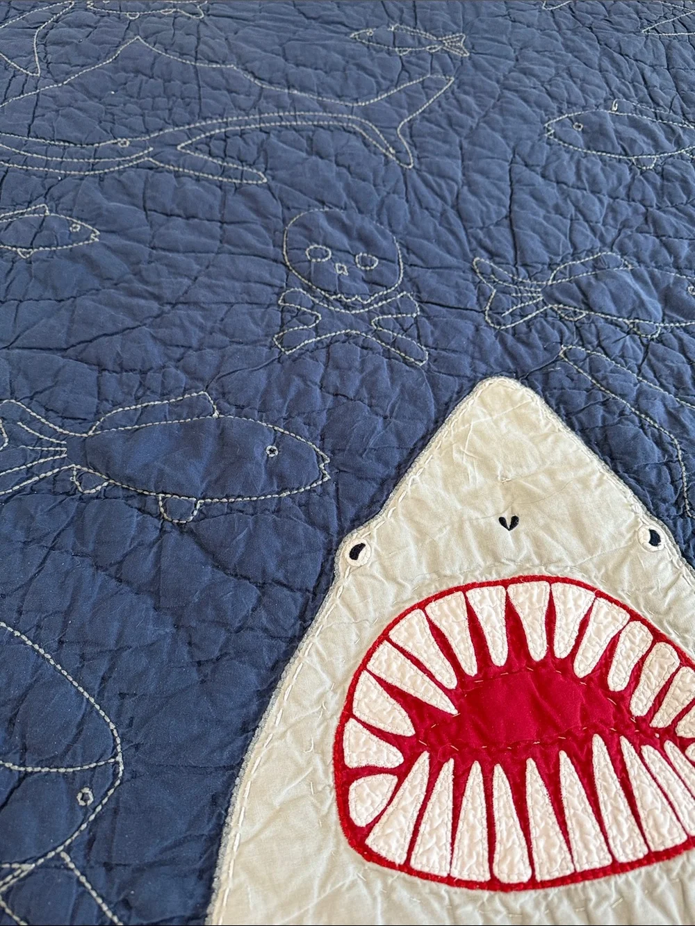 POTTERY BARN KIDS GREAT WHITE SHARK W/ SKULLS/FISH COMFORTER FULL/QUEEN GINGHAM